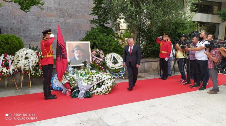 HOMAZHET PËR MOIKOM ZEQO/ Kryeparlamentari Gramoz Ruçi merr pjesë në nderim të ish-deputetit