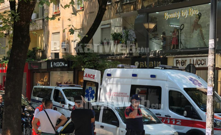 MAKINA PËRPLAS MOTORRIN TEK “MYSLYM SHYRI”/ Shihni pamjet ku i plagosuri është ende përtokë (FOTOT)