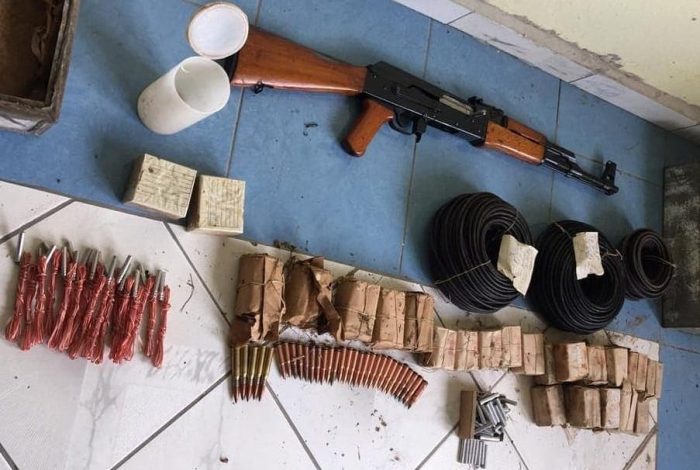 ARMATOSJE SI NË LUFTË/ Arrestohet 56 vjeçari në Bulqizë. Sukuestrohen kallashnikov, detonatorë dhe 600 fishekë