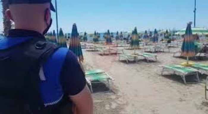 VENDOSËN ÇADRA DHE SHEZLONGË PA LEJE/ Procedohen penalisht 3 persona në Durrës