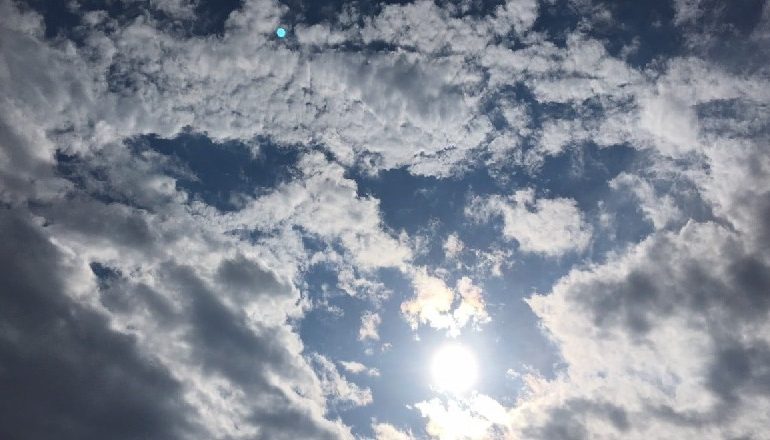PARADITJA DO KETË MOT TË KTHJELLËT POR…/ Zbuloni si do të jenë temperaturat në fundjavë para se të niseni për plazh