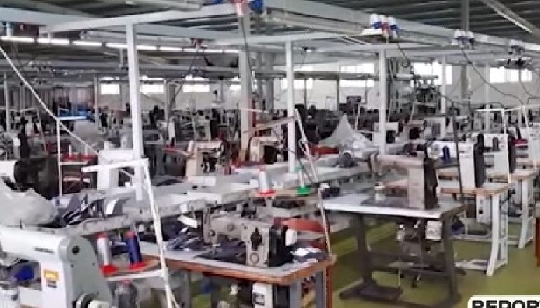NJË MËSUES ME COVID NË KRUJË/ E bija punonjëse fasonerie infekton nënën…