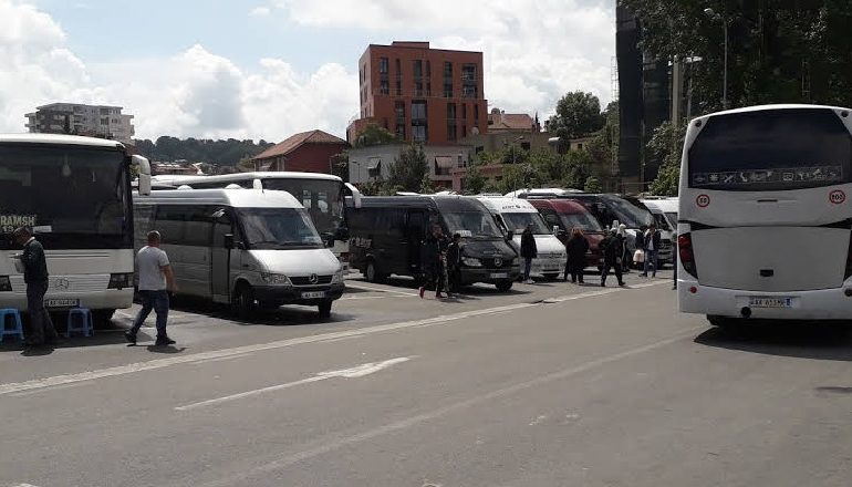 I MBYLLUR PREJ 3 MUAJSH NGA PANDEMIA/ Sot rinis punën transporti ndërqytetas në rrethe, me pikëpyetje në Tiranë