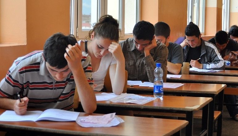 NESËR PROVIMI I PARË I MATURËS SHTETËRORE/ Në një klasë 10 maturantë me distancë deri në 2 metër