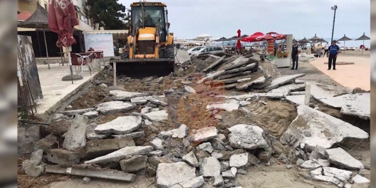 ZAPTUAN NJË PJESË TË PLAZHIT/ IKMT shemb objektin pa leje në Durrës