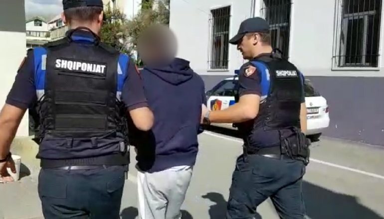 AGRESIV DHE I DHUNSHËM/ Arrestohet 26-vjeçari në Tiranë, kundërshtoi dhe goditi punonjësit e policisë (EMRI)