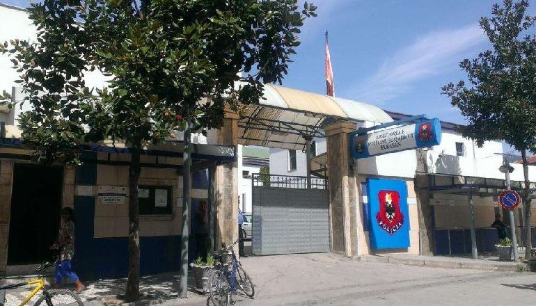 PANIK NË KOMISARIATIN E ELBASANIT/ 34-vjeçari shpërthen portën e policisë dhe i kërcënon me pistoletën me gaz, arrestohet! (EMRI)