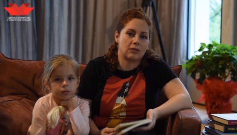 JEP MESAZHIN E BUKUR BASHKË ME VAJZËN/ Ministrja Xhaçka: T’i miqësojmë fëmijët me librin…