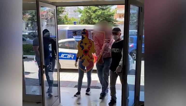 ARRESTOHEN DY PRONARË HOTELESH/ Shfrytëzonin 5 vajza si prostituta, klienti kapet në flagrancë (VIDEO)