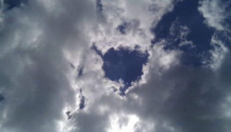 MOTI “KAPRIÇOZ” DERI TË PREMTEN/ Meteorologia: Nga fundjava temperaturat do të jenë të favorshme për pushime në bregdet