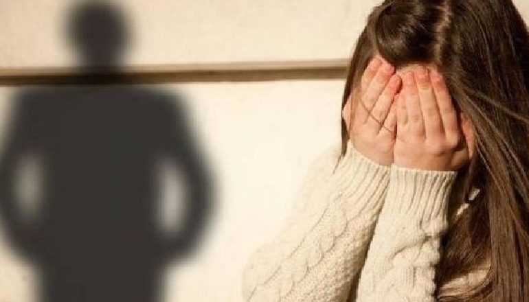 E RËNDË/ Përdhunuan 20-vjeçaren Shqiptare me probleme fizike e mendore, në pranga dy vëllezër nga Kukësi