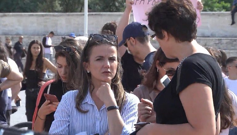 “PËR FËMIJËRINË E VJEDHUR”/ Protesta në Tiranë kundër përdhunimit. E pranishme dhe Rudina Hajdari