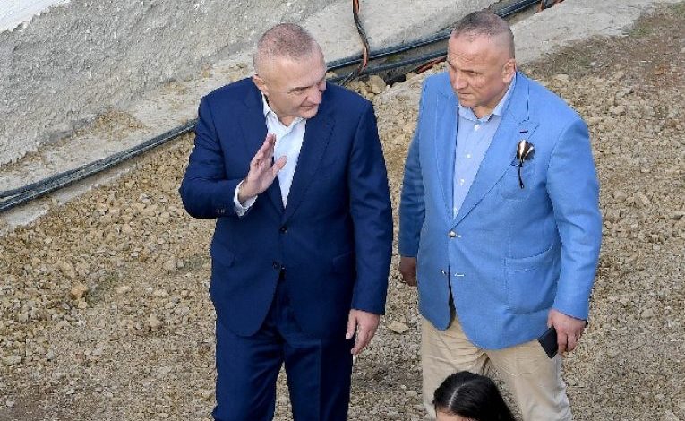 ZBULOHET “pakti i landfilleve” mes ish-senatorit italian e këshilltarit të Metës, Ilir Kulla: Pse pagoi 30.000 € dhe i dhuroi fushata denigruese para zgjedhjeve 2017?