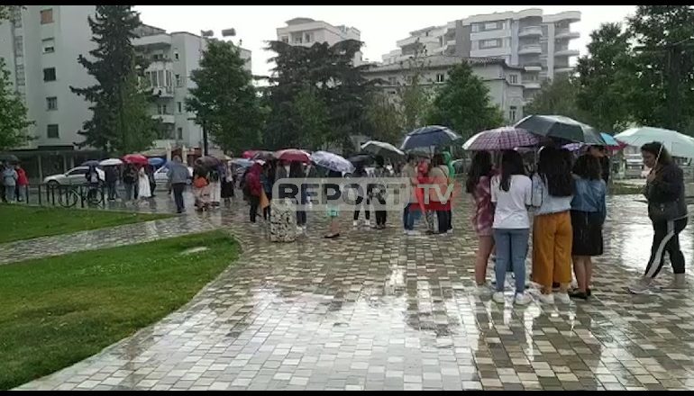 “NUK LUHET PËRDHUNIMSHË”/ Vajzat në Vlorë marshojnë për të dënuar ngjarjet e rënda të ditëve të fundit (VIDEO)