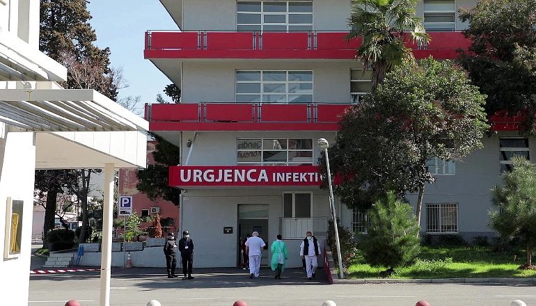 COVID-19/ Mjeku infektohet për të dytën herë me koronavirus në Durrës, e mori nga vajza që punon në QSUT