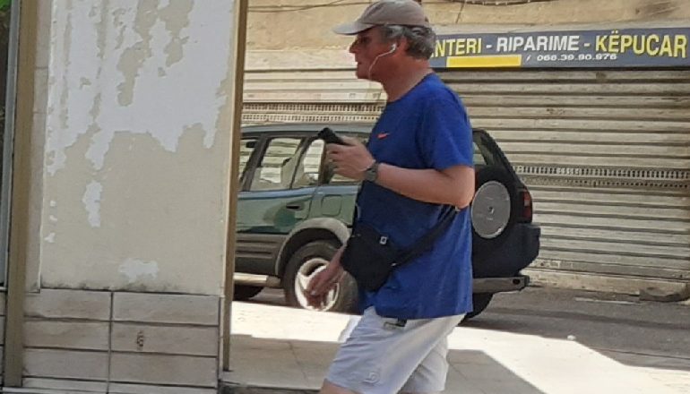BORCHARD HEQ KOSTUMIN E DIPLOMATIT/ Shijon shëtitjet në Tiranë (FOTO)
