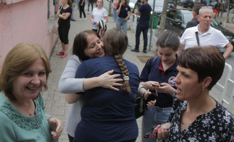 PUTHJE, PËRQAFIME DHE LOT/ Maturantët dalin nga provimi i gjuhës së huaj (FOTOT)