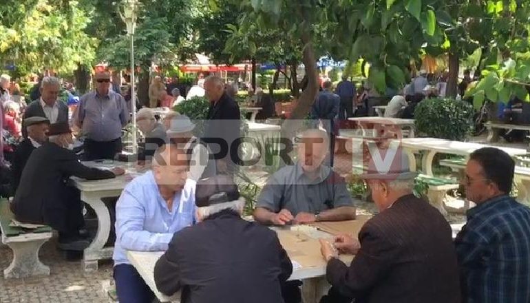 SHQIPTARËT INJOROJNË COVIDIN/ Pa maska dhe të grumbulluar, të moshuarit luajnë domino