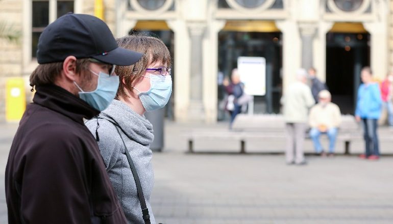 STUDIMI AMERIKAN/ Maskat, “efekti mburojë” që do të na shpëtojë nga Covid! Në Itali ky mjet mbrojtës uli…