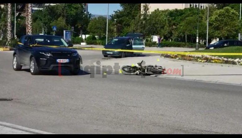 AKSIDENT NË VLORË/ Makina përplas motorin në Skelë, drejtuesi në spital
