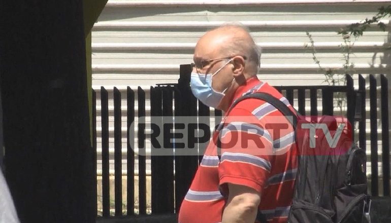 FOTOLAJM/ Me maskë edhe në rrugë. Tritan Kalo mbron veten dhe të tjerët edhe jashtë Infektivit