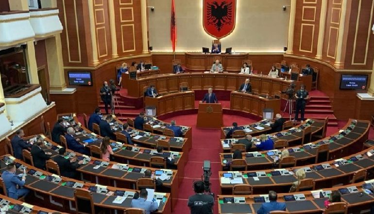 KUVENDI/ PS rrëzon tre dekrete të Metës për turizmin detar, heqjen e TVSH-së për jahtet dhe prokurimet e mbrojtjes