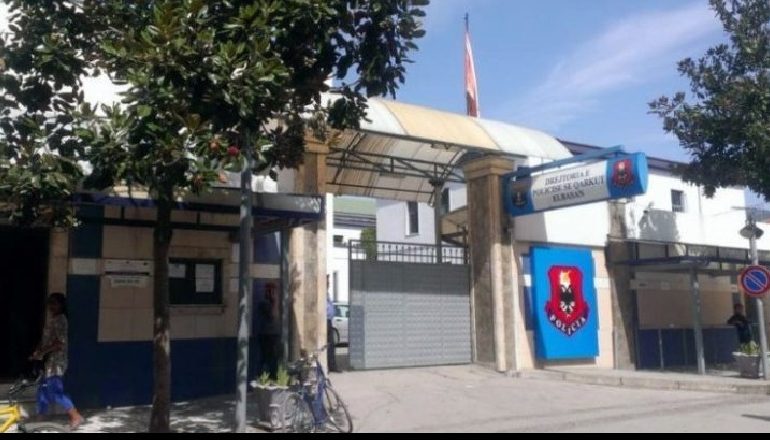 BRESHËRI PLUMBASH NDAJ NJË MAKINE NË ELBASAN/ Babë e bir i shpëtojnë mrekullisht atentatit. Ja çfarë deklaruan në polici