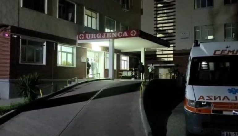 SHERR MES DY TË RINJVE NË VLORË/ Goditet me thikë në zemër 25-vjeçari, vdes në spital. Pranga autorit 16-vjeçar