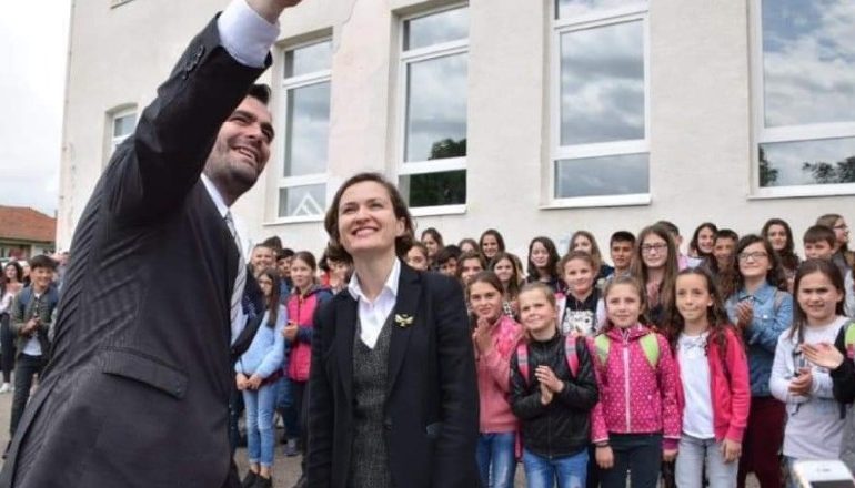 “PAS SHUMË VITE PËRPJEKJESH…”/ Ministrja Shahini: Shqiptarëve në Serbi u lejohet përdorimi i librave shkollorë nga Shqipëria
