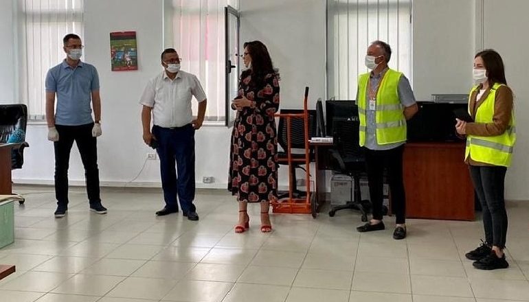 NUK ZBATUAN MASAT NDAJ COVID-19/ Gjobiten vetëm një call center dhe një pastiçeri