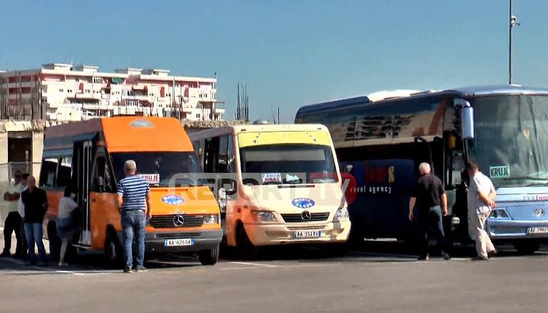 RIHAPJA E TRANSPORTIT PUBLIK/ Pasagjerët në terminalin e Kamzës të pajisur me maska (VIDEO)