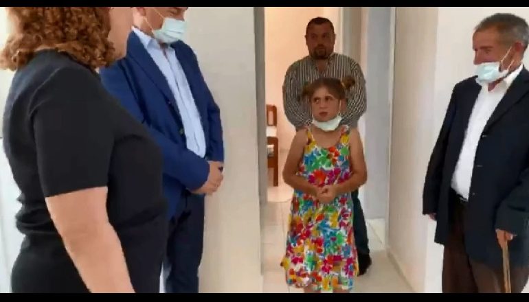 “NUK U ‘SHKUL’ PA E TAKUAR”/ Xhaçka tregon historinë, vajza: I shkova në zyrë xhaxhi Rakipit dhe i kërkova ndihmë, më bëri shtëpinë