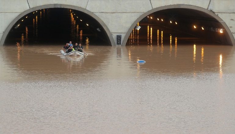 PËRMBYTJE NË UKRAINË/ Të vdekur dhe mijëra të evakuuar (FOTO)
