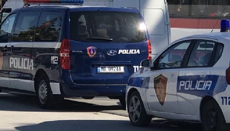 TENTOI T’I VIDHTE ÇANTËN BASHKËFSHATARES NË LINJËN E AUTOBUZIT/ Policia arreston 56-vjeçarin në Gramsh
