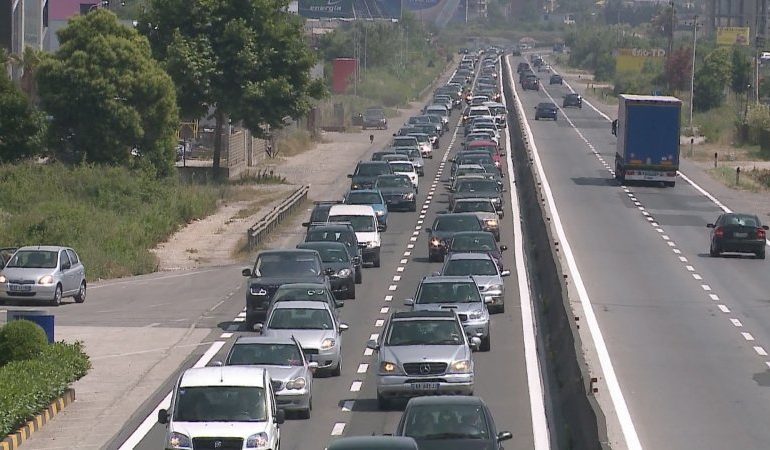 DYNDJE DREJT PLAZHIT/ Radhë kilometrike në autostradën Tiranë-Durrës (FOTO)
