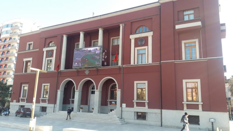 KORONAVIRUSI I MBYLL DYERT E BASHKISË SË DURRËSIT/ Punonjësja e administratës pozitive për Covid-19