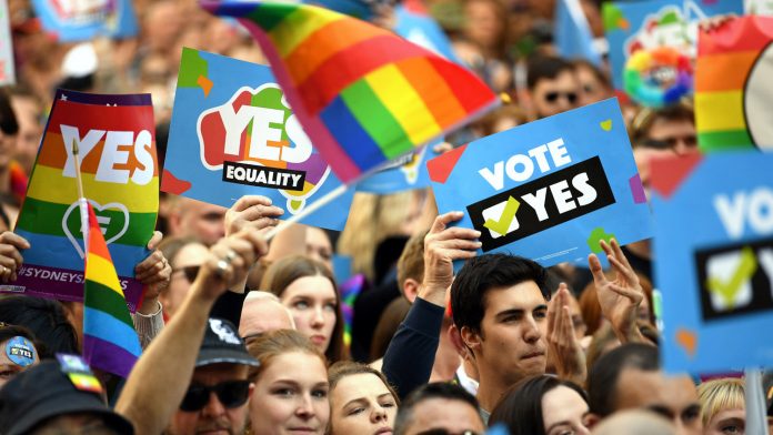 ZVICËR/ Parlamenti miraton martesat e së njëjtës gjini