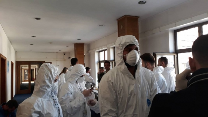 COVID-19/ Bëhet e detyrueshme mbajtja e maskës në Kosovë. Autoritetet: Situata epidemiologjike po rëndohet