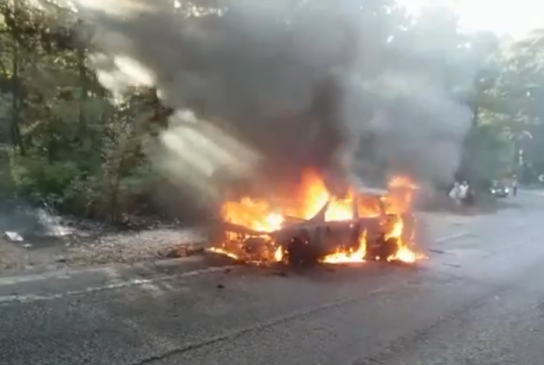 ELBASAN/ Shkrumbohet nga flakët një makinë pranë drejtorisë së policisë, dyshohet për zjarr të qëllimshëm
