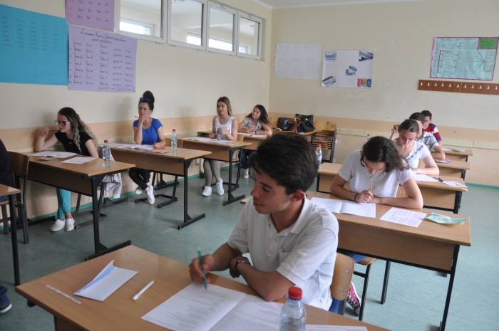 ZHVILLOHER SOT PROVIMI I PARË I MATURËS SHTETËRORE/ Me maska dhe doreza, distanca 2 metër dhe deri në 10 maturantë në klasë