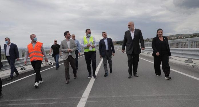RAMA INSPEKTON AKSIN ELBASAN-BANJË/ Për herë të parë asfalti është prodhuar me pluhur gome