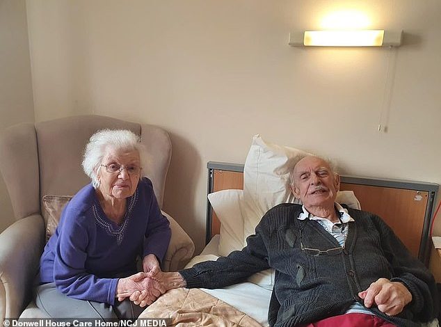 HISTORIA EMOCIONUESE/ Pas 5 muaj ndarje, të moshuarit ritakohen