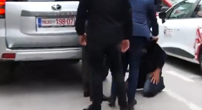 NDODH EDHE KJO/ Qytetari i puth këmbët Albin Kurtit në mes të sheshit