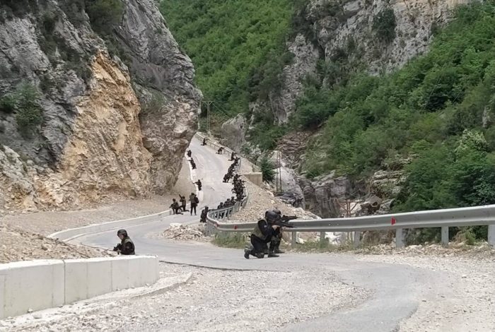 DO TË NISEN NË AFGANISTAN/ Policia Ushtarake shqiptare fillon stërvitjen paradislokuese në territor (FOTOT)