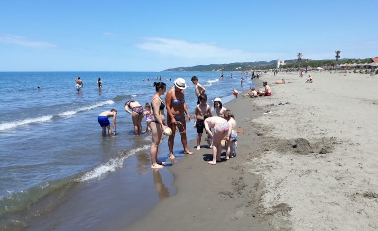 SEZONI TURISTIK/ Plazhi i Spillesë frekuentohet nga pushues të shumtë ditorë nga Tirana, Durrësi dhe Elbasani (FOTOT)