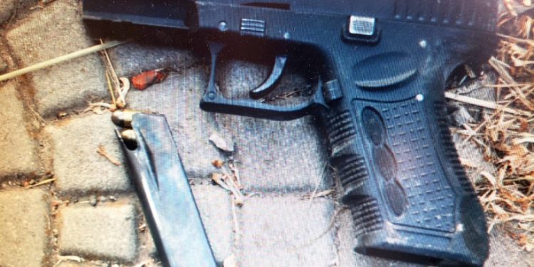 E NDIQTE POLICIA/ 29-vjeçari nga Korça hedh pistoletën nga makina