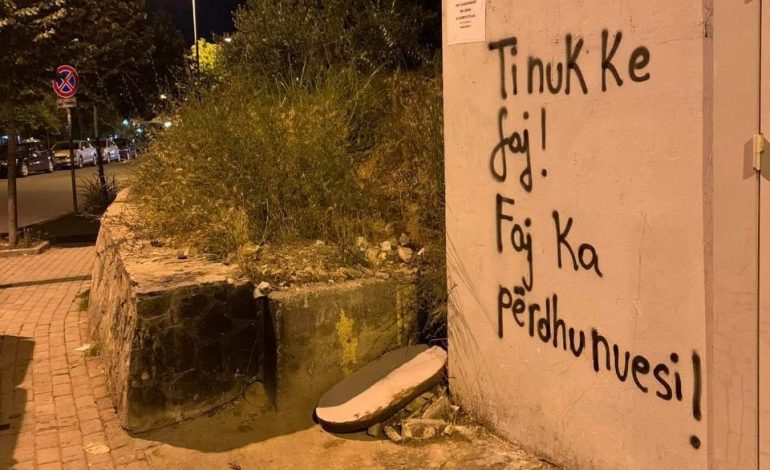 “PEDOFILËT E KANË VENDIN NË BURG”/ Përdhunimi i të miturës nga roja revolton qytetarët, mesazhe të forta nëpër Tiranë