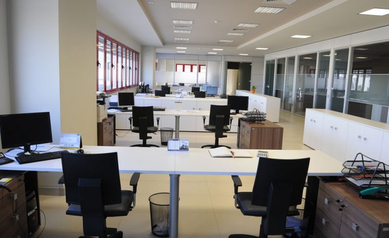 SHTIMI I RASTEVE ME COVID-19/ Administrata i kthehet punës nga shtëpia. Ja rregullorja që duhet ndjekur
