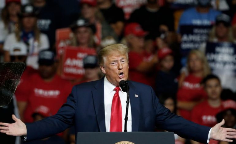 FRIKË NGA VIRUSI/ Pjesëmarrje e ulët dhe brohoritje në tubimin e Presidentit Trump