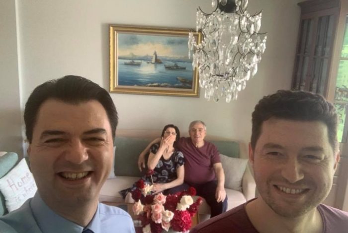 PËR 15 VITE PREZANTOI VJEHRRIN DHE KUNATIN/ Basha për herë të parë publikon FOTO të prindërve: Një nga ditët më të lumtura për ne